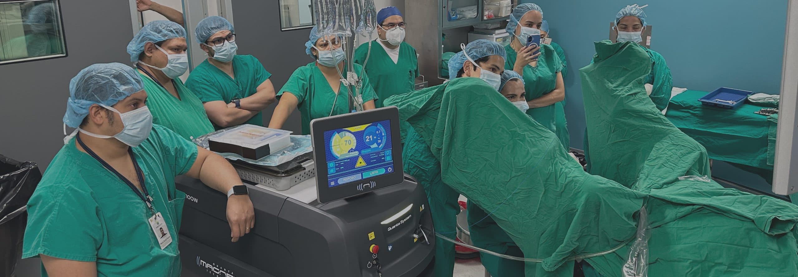 Equipo médico de MDP Medical acompañando un procedimiento mínimamente invasivo en quirófano